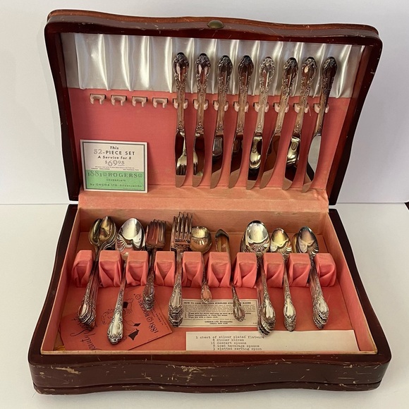 1881 Rogers Silverplate Oneida LTD. Enchantment 59 Piece & Wooden Chest - Picture 13 of 13